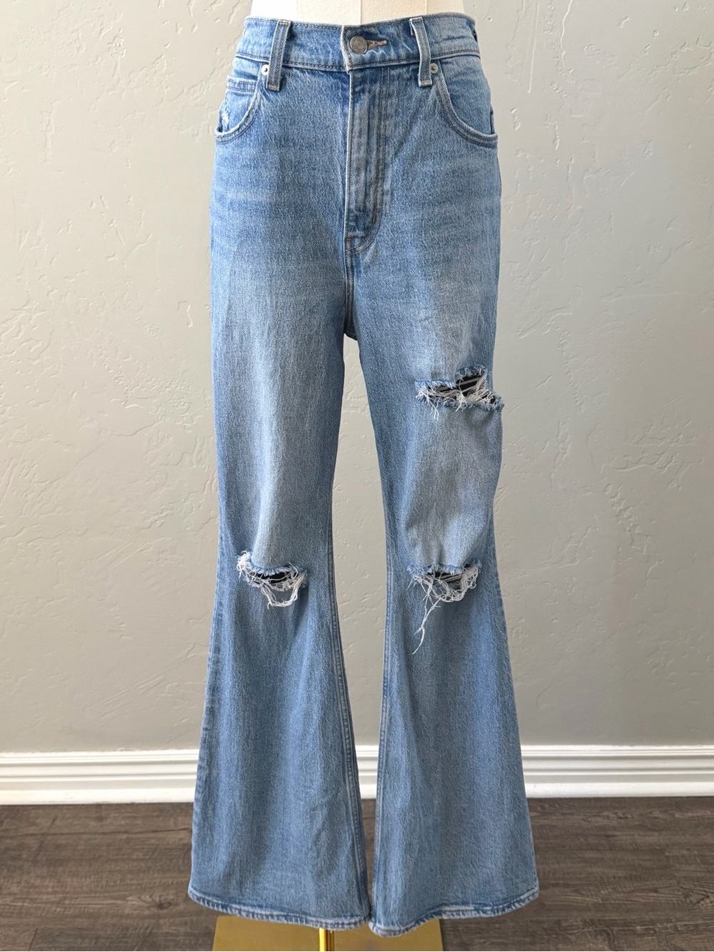 Levi’s Premium 70s High Flare Jeans 26 Light Wash Distressed Denim - Picture 2 of 13